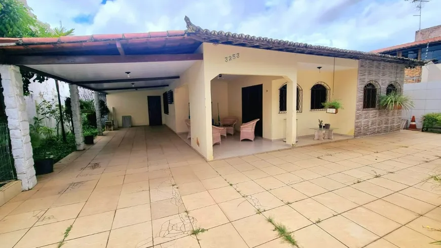 Foto 1 de Casa à venda, 224m² em Candelária, Natal