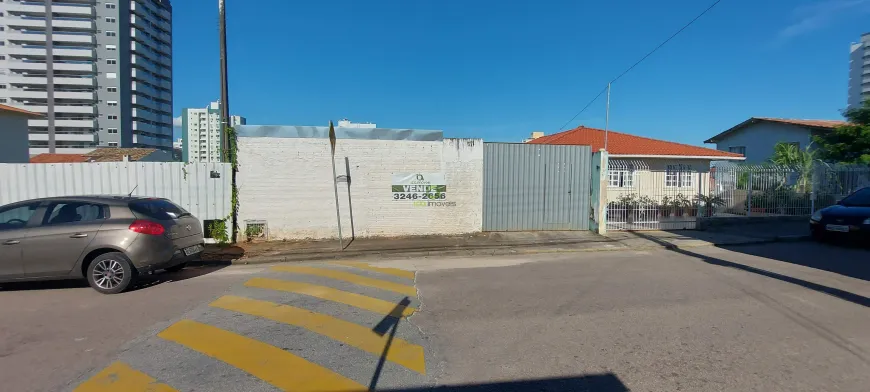 Foto 1 de Lote/Terreno à venda, 300m² em Barreiros, São José