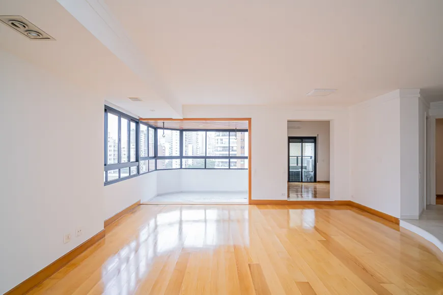 Foto 1 de Apartamento com 4 Quartos à venda, 213m² em Moema, São Paulo