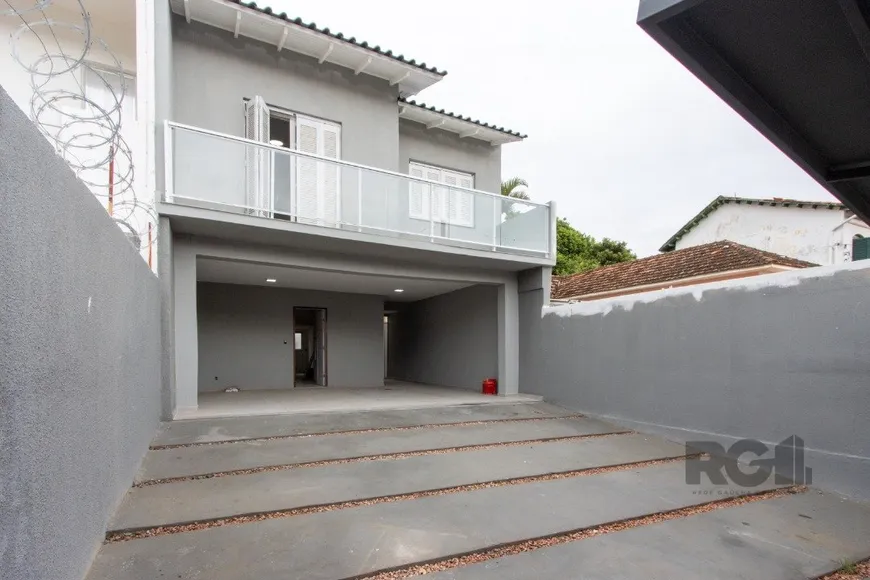 Foto 1 de Casa com 3 Quartos à venda, 229m² em Teresópolis, Porto Alegre