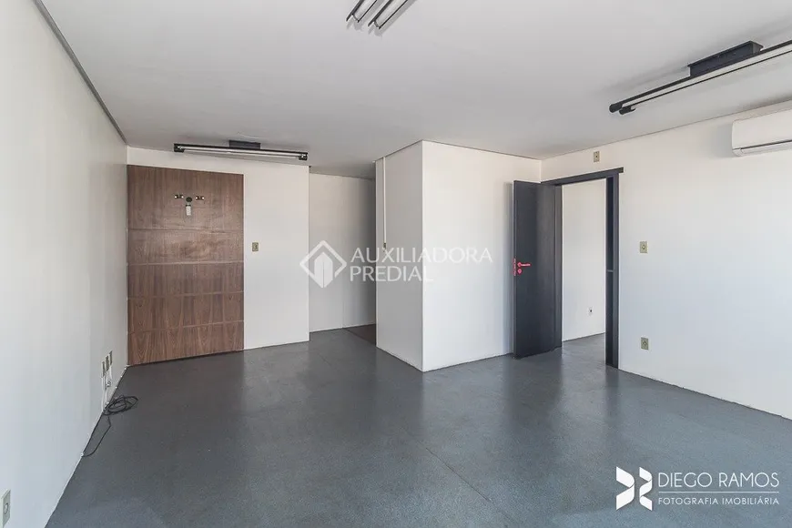 Foto 1 de Sala Comercial para alugar, 98m² em Navegantes, Porto Alegre