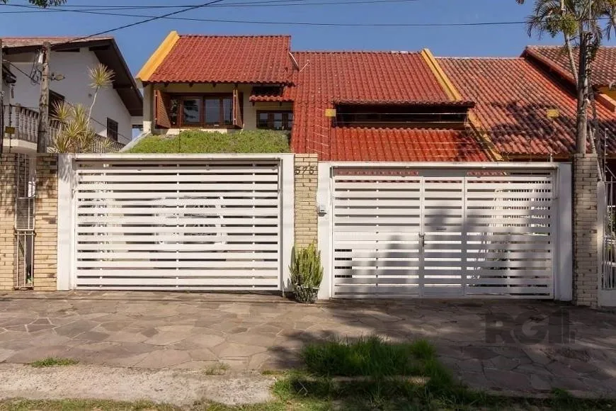Foto 1 de Casa com 4 Quartos à venda, 349m² em Jardim Itú Sabará, Porto Alegre