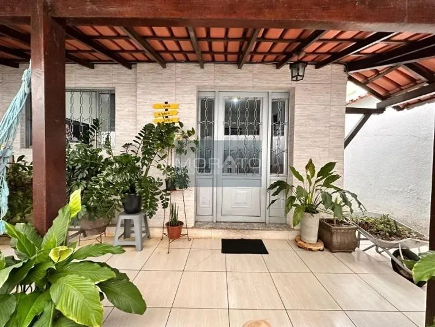 Foto 1 de Casa com 3 Quartos à venda, 320m² em Monte Castelo, Contagem