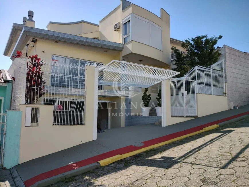 Foto 1 de Casa com 3 Quartos à venda, 334m² em Capoeiras, Florianópolis