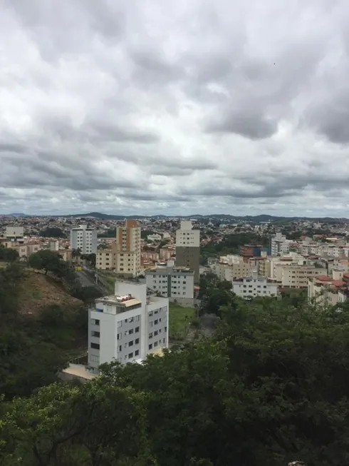 Foto 1 de Casa com 4 Quartos à venda, 288m² em Jardim Alvorada, Belo Horizonte