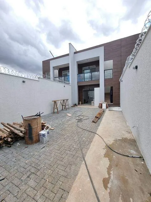Foto 1 de Casa com 2 Quartos à venda, 80m² em Parque Xangri La, Contagem