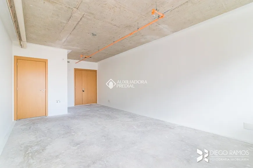 Foto 1 de Sala Comercial para alugar, 39m² em Passo da Areia, Porto Alegre