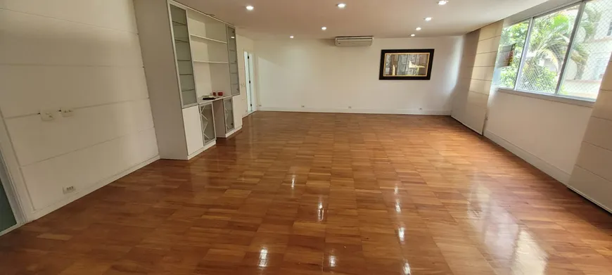 Foto 1 de Apartamento com 3 Quartos para alugar, 250m² em Copacabana, Rio de Janeiro