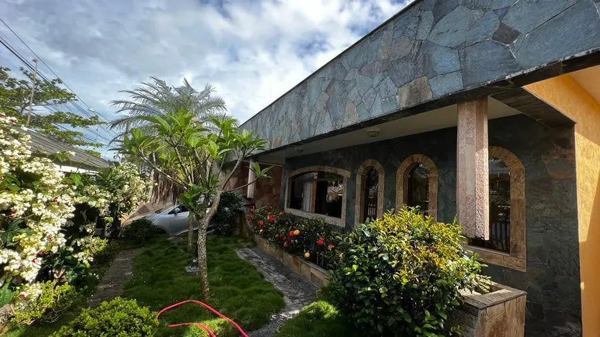Foto 1 de Casa com 4 Quartos à venda, 240m² em Balneário Stella Maris, Peruíbe
