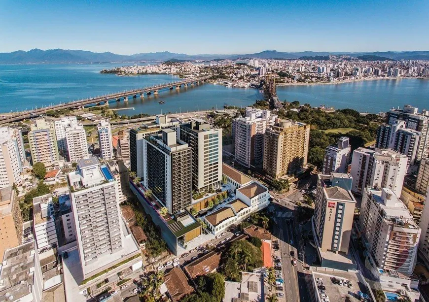 Foto 1 de Apartamento com 2 Quartos à venda, 73m² em Centro, Florianópolis