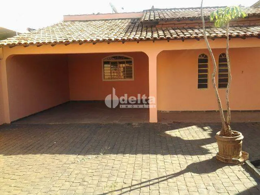 Foto 1 de Casa com 3 Quartos para alugar, 100m² em Jardim Finotti, Uberlândia