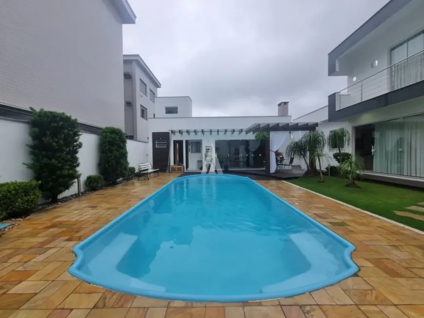 Foto 1 de Casa com 3 Quartos para alugar, 286m² em Boa Vista, Joinville