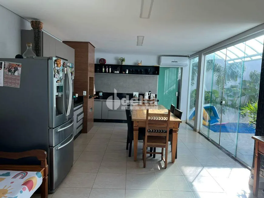 Foto 1 de Casa com 4 Quartos à venda, 270m² em Alto Umuarama, Uberlândia