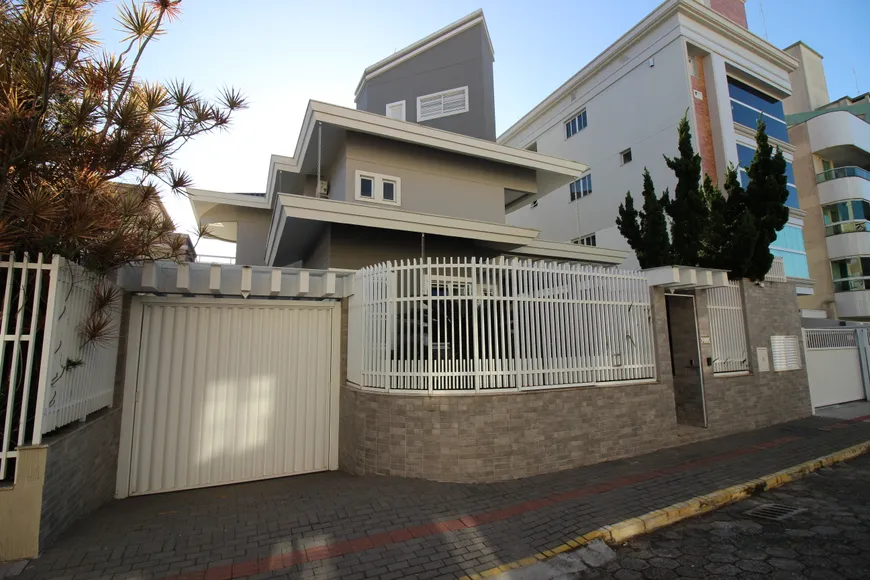 Foto 1 de Casa com 5 Quartos à venda, 500m² em Praia de Bombas, Bombinhas