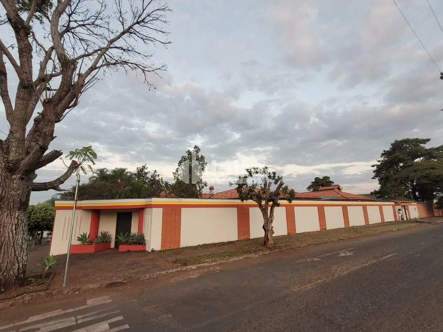 Foto 1 de Casa com 4 Quartos para alugar, 480m² em Cidade Jardim, Uberlândia