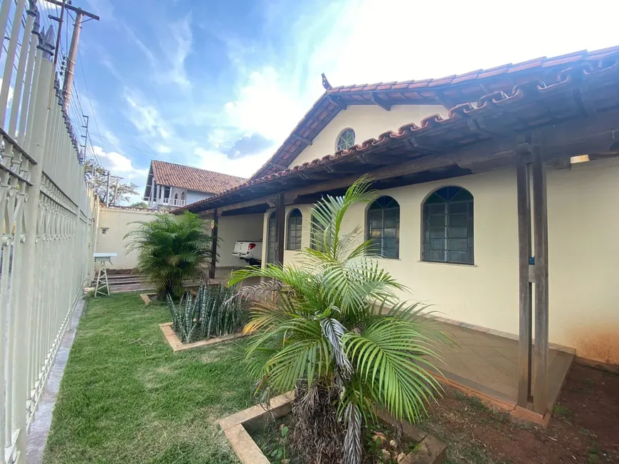 Foto 1 de Casa com 3 Quartos à venda, 277m² em Heliópolis, Belo Horizonte