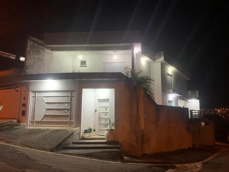 Foto 1 de Sobrado com 3 Quartos à venda, 200m² em Cezar de Souza, Mogi das Cruzes