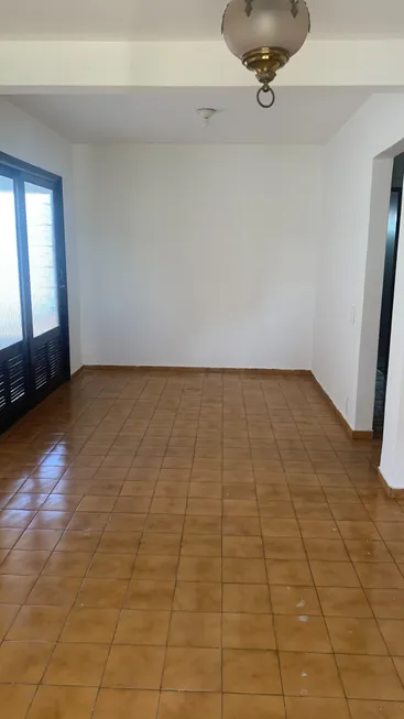 Foto 1 de Casa com 3 Quartos para alugar, 150m² em Candelária, Natal