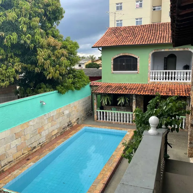 Foto 1 de Casa com 6 Quartos à venda, 280m² em Rio Branco, Belo Horizonte