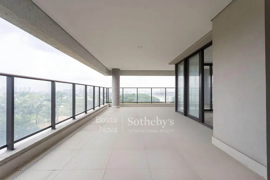 Foto 1 de Apartamento com 3 Quartos à venda, 230m² em Jardim Guedala, São Paulo