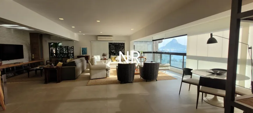 Foto 1 de Apartamento com 4 Quartos à venda, 205m² em Lagoa, Rio de Janeiro