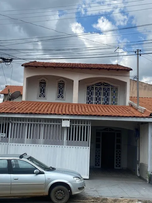 Foto 1 de Sobrado com 3 Quartos para venda ou aluguel, 120m² em Samambaia Norte, Brasília
