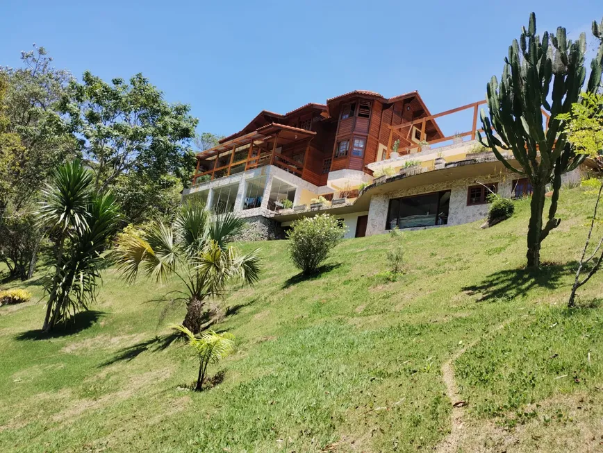 Foto 1 de Casa de Condomínio com 4 Quartos à venda, 380m² em Samambaia, Petrópolis