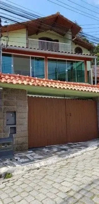 Foto 1 de Casa com 3 Quartos à venda, 450m² em Itamarati, Petrópolis