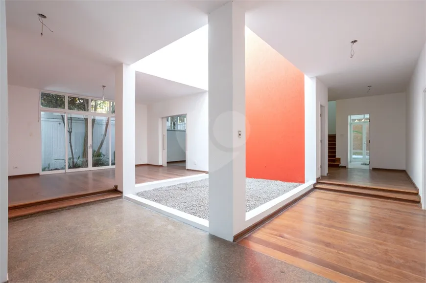 Foto 1 de Sobrado com 6 Quartos para venda ou aluguel, 434m² em Alto de Pinheiros, São Paulo