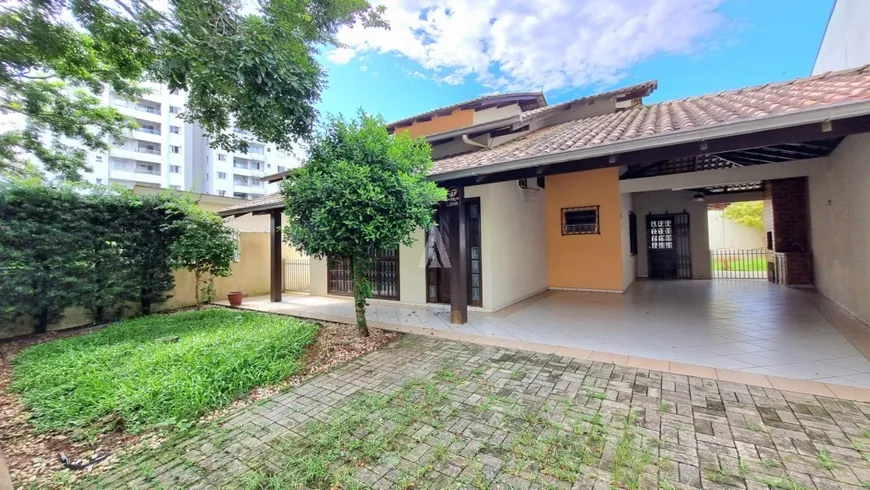 Foto 1 de Casa com 4 Quartos para alugar, 218m² em América, Joinville