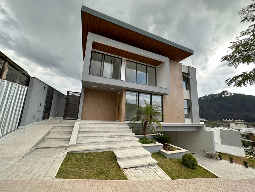 Foto 1 de Casa de Condomínio com 4 Quartos à venda, 380m² em Salvaterra, Juiz de Fora