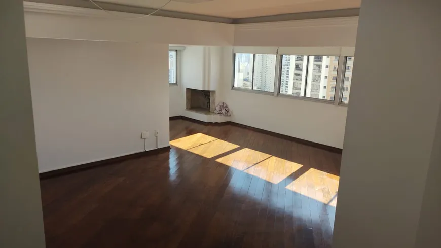 Foto 1 de Apartamento com 3 Quartos para alugar, 130m² em Campo Belo, São Paulo