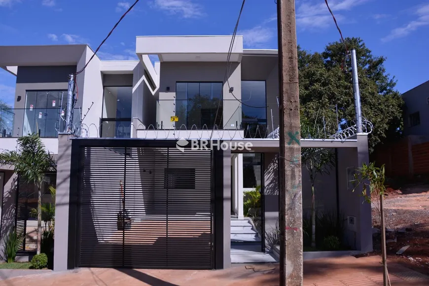 Foto 1 de Sobrado com 3 Quartos à venda, 172m² em Jardim Mansur, Campo Grande