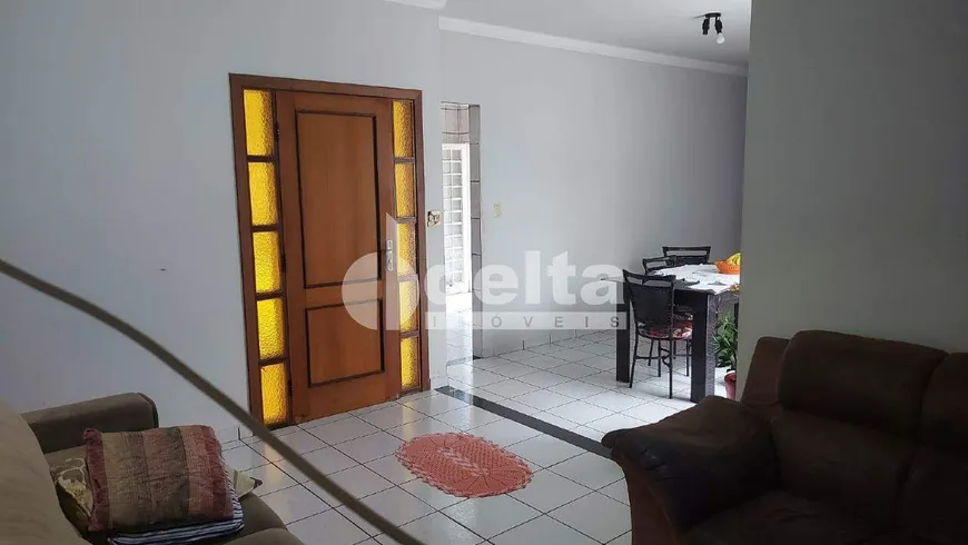 Foto 1 de Casa com 3 Quartos à venda, 147m² em Planalto, Uberlândia