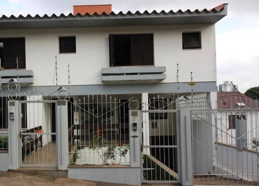 Foto 1 de Casa com 2 Quartos à venda, 650m² em Passo da Areia, Porto Alegre