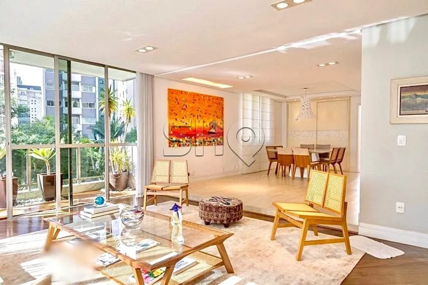 Foto 1 de Apartamento com 3 Quartos à venda, 232m² em Higienópolis, São Paulo