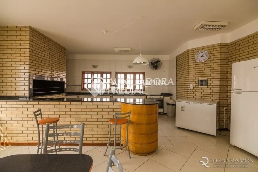 Foto 1 de Apartamento com 2 Quartos à venda, 55m² em Humaitá, Porto Alegre