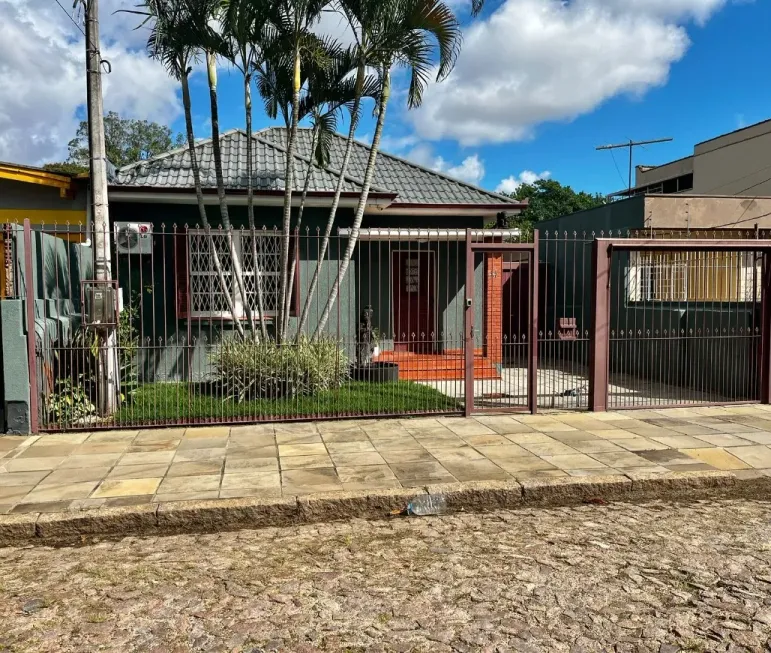 Foto 1 de Casa com 4 Quartos à venda, 134m² em Santa Maria Goretti, Porto Alegre