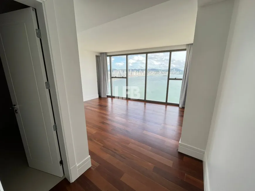 Foto 1 de Apartamento com 4 Quartos à venda, 230m² em Centro, Balneário Camboriú