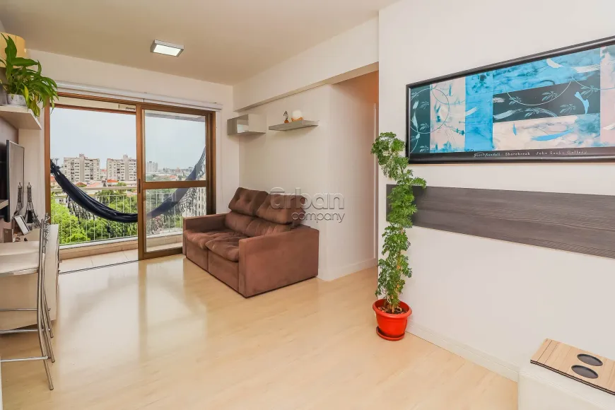 Foto 1 de Apartamento com 3 Quartos à venda, 73m² em Passo da Areia, Porto Alegre