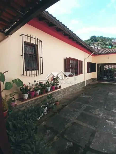 Foto 1 de Casa com 2 Quartos à venda, 500m² em Castelanea, Petrópolis