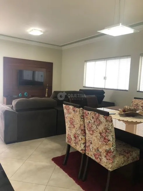 Foto 1 de Casa com 4 Quartos à venda, 230m² em Jardim Inconfidência, Uberlândia