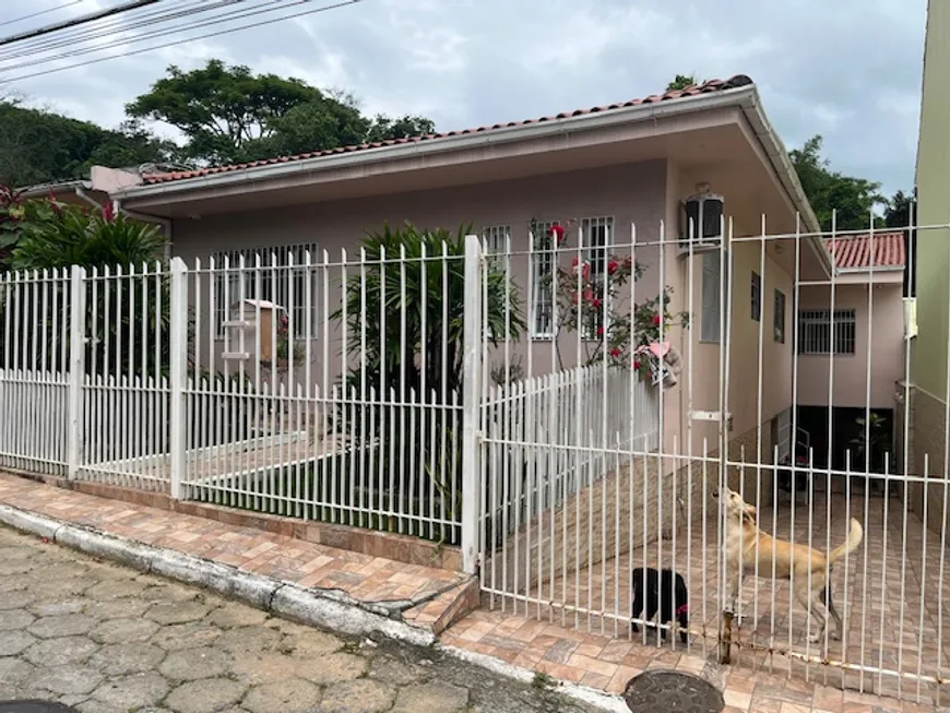 Foto 1 de Casa com 6 Quartos à venda, 135m² em Pantanal, Florianópolis