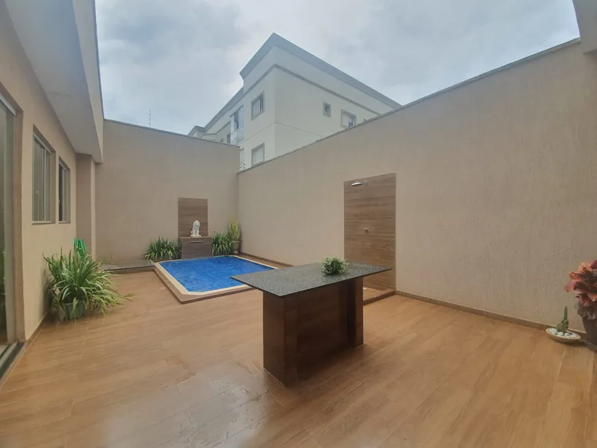 Foto 1 de Casa com 5 Quartos à venda, 245m² em Residencial Interlagos, Rio Verde