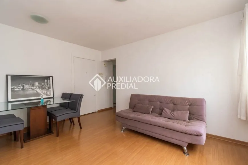 Foto 1 de Apartamento com 3 Quartos à venda, 70m² em Passo da Areia, Porto Alegre