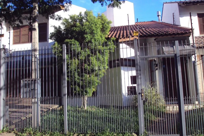 Foto 1 de Sobrado com 4 Quartos à venda, 330m² em Jardim Itú Sabará, Porto Alegre