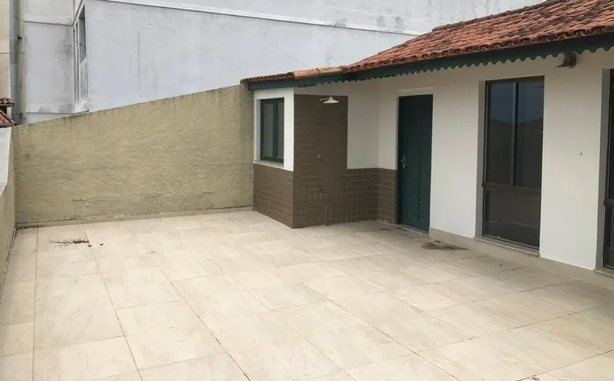 Foto 1 de Casa com 5 Quartos para venda ou aluguel, 250m² em Imbetiba, Macaé