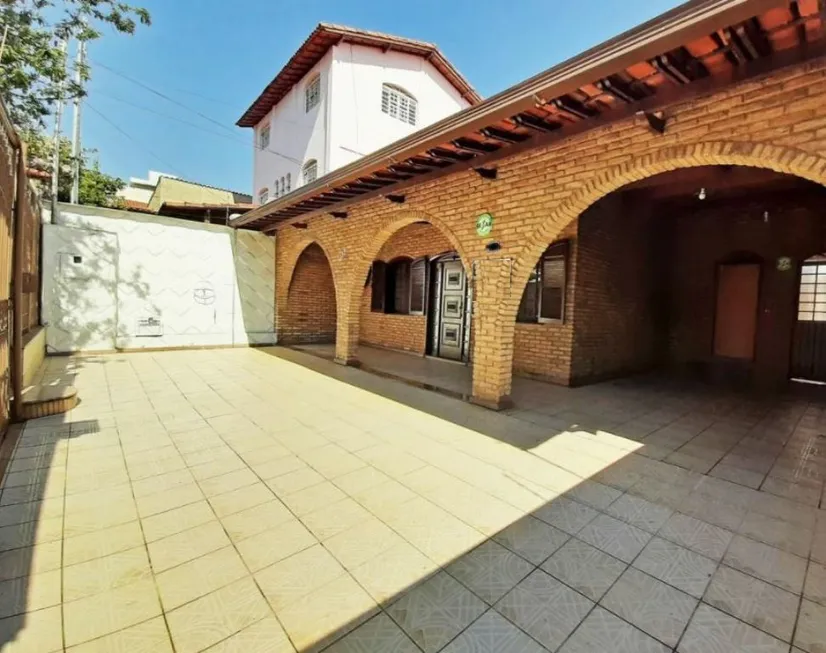 Foto 1 de Casa com 5 Quartos à venda, 250m² em Planalto, Belo Horizonte