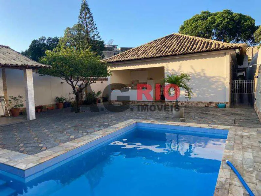Foto 1 de Casa com 3 Quartos à venda, 257m² em  Vila Valqueire, Rio de Janeiro