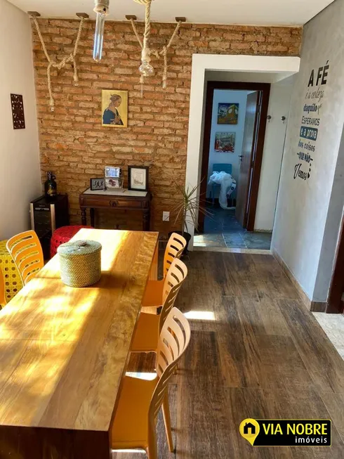 Foto 1 de Casa com 5 Quartos para venda ou aluguel, 230m² em Ouro Velho Mansões, Nova Lima